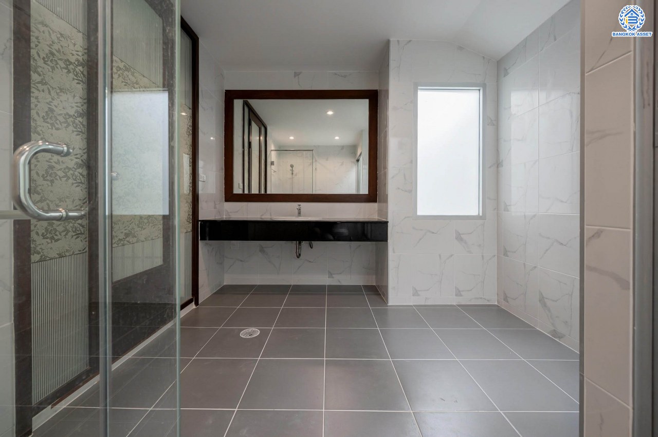 บ้านมือสองตกแต่งใหม่ โครงการ โนเบิล วานา วัชรพล ดีไซน์สุดโดดเด่น เนื้อที่ 101 ตร.ว. ฟังก์ชันจัดเต็ม 3 ห้องนอน 4 ห้องน้ำ 1 ห้องแม่บ้าน จอดรถได้ 2 คัน บนทำเลเดินทางสะดวก ใกล้เซ็นทรัลรามอินทรา, จุดขึ้นทางด่วน "สุขาภิบาล5-1" และรถไฟฟ้าสายสีชมพู "สถานีวัชรพล"